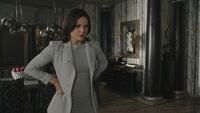 4x01 Regina Mills bureau mairie Storybrooke miroir brisé.png