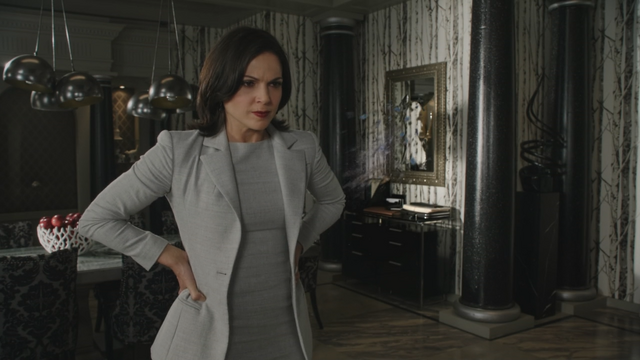 Fichier:4x01 Regina Mills bureau mairie Storybrooke miroir brisé.png