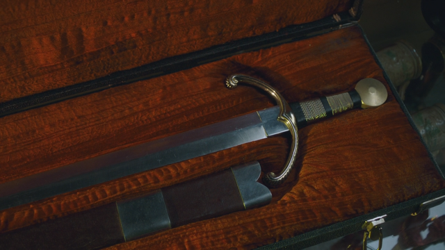 Fichier:1x22 épée du Prince Charmant fourreau boutique d'antiquités.png