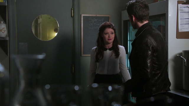 Fichier:4x14 Belle Killian Jones Capitaine Crochet M. Gold déguisé conversation emplacement dague du Ténébreux.png