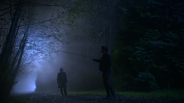 Fichier:5x11 Killian Jones M. Gold Excalibur rappel combat vainqueur.png