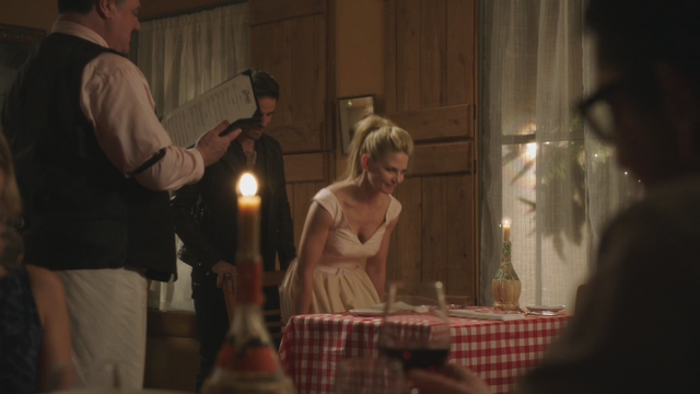 Fichier:4x04 restaurant Chez chef Tony dos livrets menus Killian Jones Capitaine Crochet Emma Swan chaise gentleman table nappée bouteilles champagne bougies.png