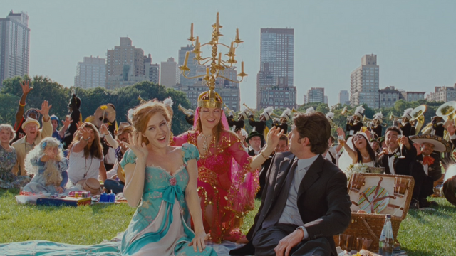 Fichier:Il Était Une Fois Enchanted (Disney) film 2007 Giselle Robert Philip femme artiste chandelier pique-nique Central Park skyline New York Manhattan foule public chanson Il y a Longtemps mini.png
