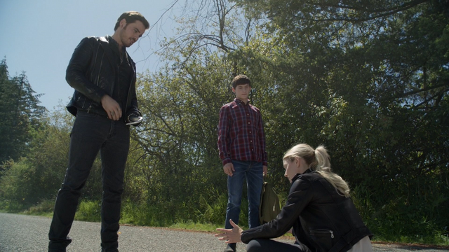 Fichier:6x03 Killian Jones Henry Mills Emma Swan assise sol nulle part route arbre tentative recherche Ashley.png