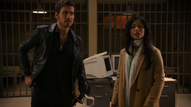 Fichier:6x10 Killian Jones Jasmine poste de police attente David retard.png