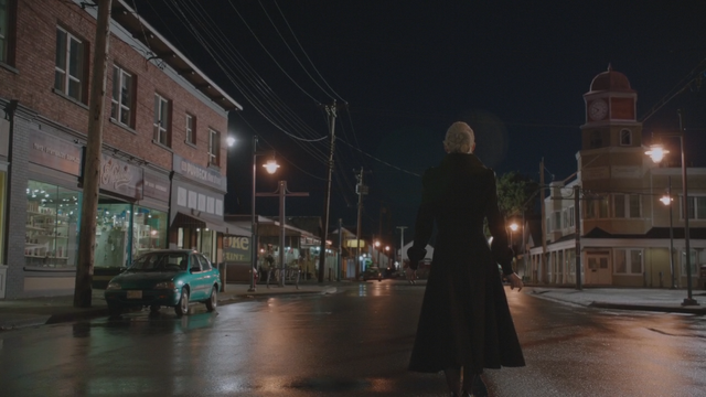 Fichier:5x02 Emma Dark Swan Cygne Noir Ténébreuse grand-rue principale Storybrooke tour de l'horloge nuit.png