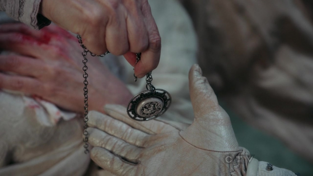 Fichier:2x03 Ruth Blanche-Neige gants cuir blanc main ensanglantée médaillon prédire sexe futur enfant.png