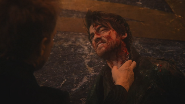 Fichier:5x13 Hadès Killian Jones Capitaine Crochet examen blessures col cou.png