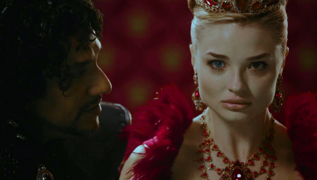 Fichier:QueenThreatened-W1x02.png
