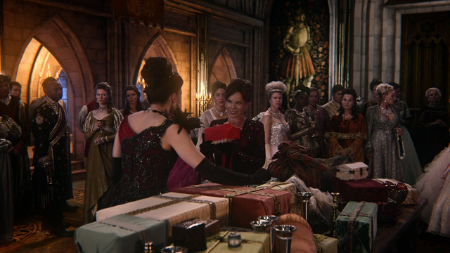 Fichier:5x12 Méchante Reine Regina Cora présentation cadeaux présents anniversaire invités cour royale palais sombre salle du trône.png