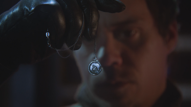 Fichier:3x15 Neal Cassidy main collier porte-clés pendentif médaillon de cygne Emma Swan.png