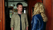 Shot 1x04 Sean Herman an Tür.png
