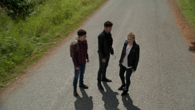 Fichier:6x03 Henry Mills Killian Jones Emma Swan route nulle part hors échiquier.png
