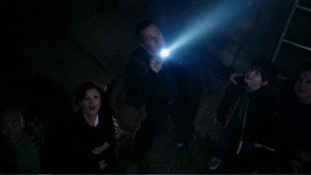 Fichier:2x07 David Nolan Mère Supérieure Henry Mills nains lumière lampe torche mines découverte poussière de fée.png