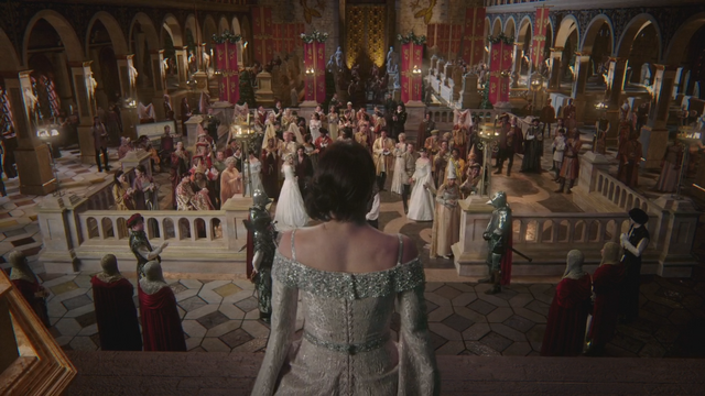 Fichier:5x02 Regina Mills dos arrivée bal Camelot applaudissements.png