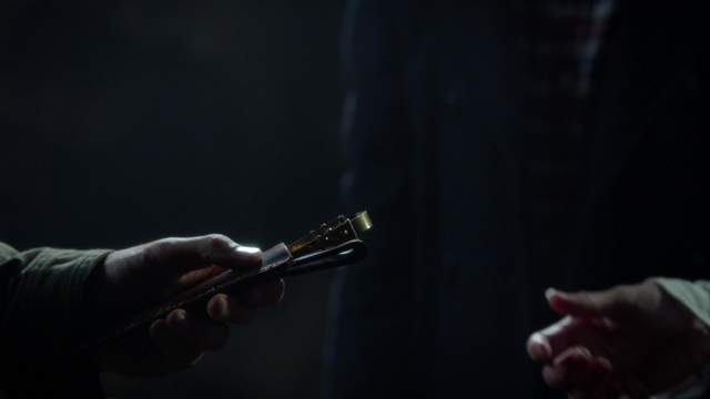 Fichier:6x05 Aladdin Emma Swan Henry Mills crypte cimetière de Storybrooke cadeau ciseaux des Moires mains.png