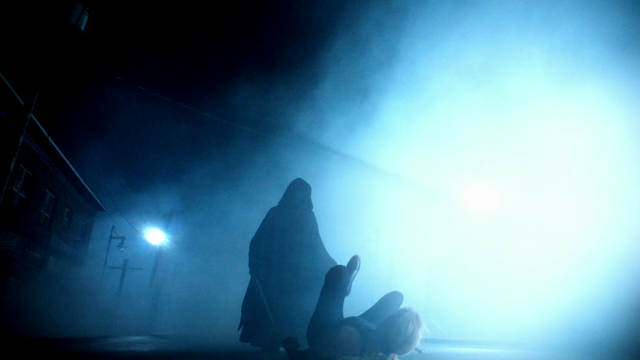 Fichier:6x01 visions Emma Swan sol chute Sauveuse combat épées figure encapuchonnée futur destin.png