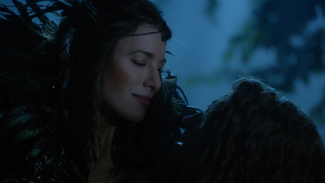 Fichier:6x09 Fée Noire étrangle Rumplestiltskin.png