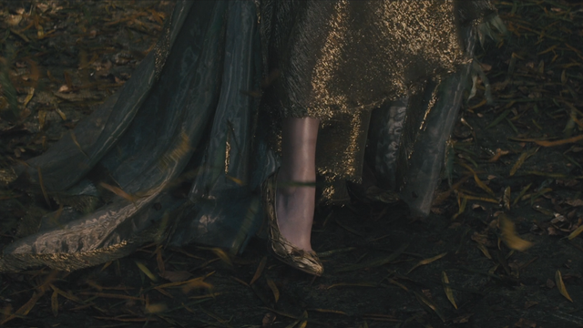 Fichier:Into the Woods Cendrillon transformation paire de pantoufles d'or dorées mini.png