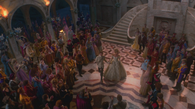 Fichier:1x04 vue arrivée Prince Thomas Ella Cendrillon mariage bal foule invités cour château palais.png