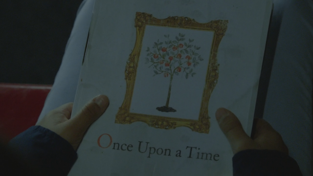 Fichier:6x22 livre de contes de fées couverture titre Once Upon a Time Il Était une Fois illustration dessin arbre pommier pommes.png