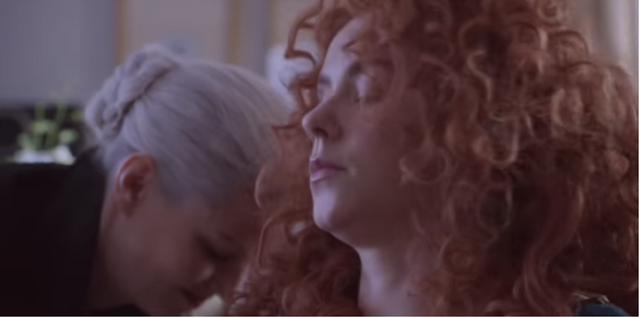 Fichier:Scène coupée 5x10 Emma Dark Swan Merida ligotée maison Mills endormie.png