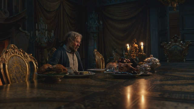 Fichier:La Belle et la Bête film Disney 2017 Maurice découverte sièges chaises table dîner repas plats mets couverts mini.png