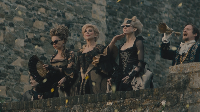 Fichier:Into the Woods Florinda Marâtre Lucinda Intendant éventail lunettes noires aveugles droiture mariage Ever After mini.png