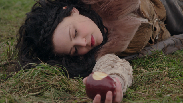 Fichier:1x21 Blanche-Neige morte endormie pomme empoisonnée Charme du Sommeil.png