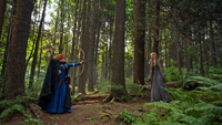 5x01 Merida Emma Swan rencontre forêt arc face à face.png