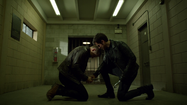 Fichier:6x12 Killian Jones David Nolan pleurs hôpital psychiatrique amitié couteau poignard.png