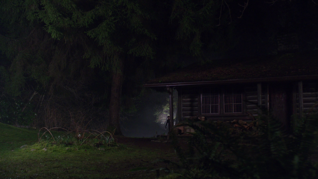 Fichier:1x19 forêt de Storybrooke cabane de M. Gold August Booth.png