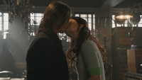 3x21 M. Gold Belle Storybrooke boutique baiser.png