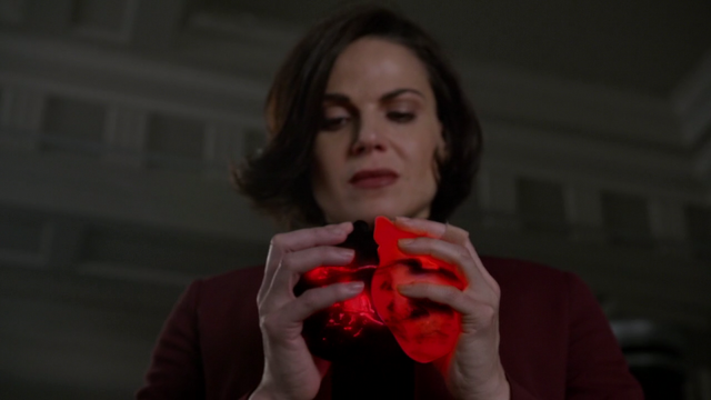 Fichier:6x14 cœurs enchantés Regina Mills partage lumière ténèbres.png