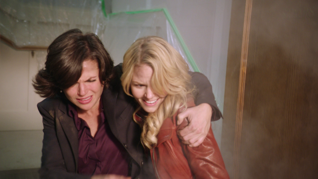 Fichier:1x08 Emma Swan Regina Mills mairie de Storybrooke feu icendie sauvetage vie héroïque.png