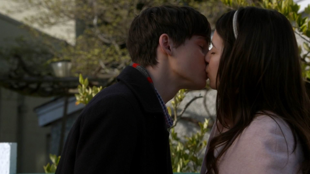 Fichier:5x23 Henry Mills Violette retour Storybrooke révélations Camelot premier baiser.png