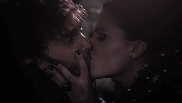 Fichier:1x07 Chasseur Reine Regina baiser esclave sexuel.png