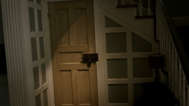Fichier:5x02 porte sous-sol présentation maison Swan.png