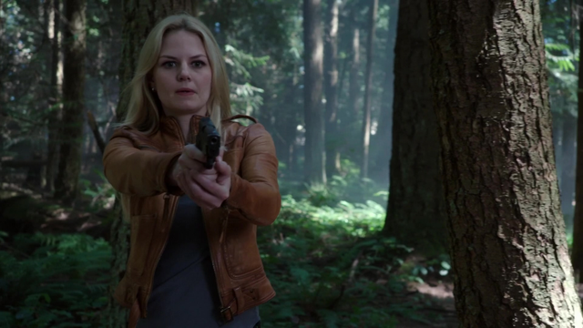 Fichier:4x03 Emma Swan arme pointée menaces forêt.png