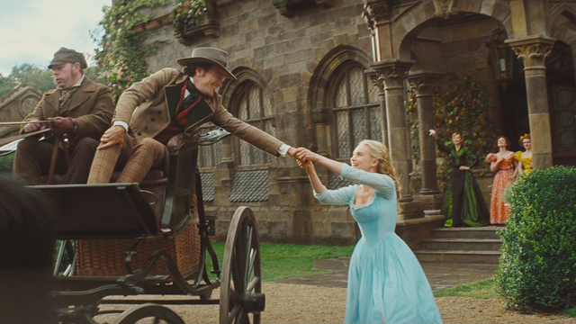 Fichier:Cendrillon film Disney 2015 cocher père Ella Madame Trémaine Anastasie Javotte départ voyage bras mains au revoir mini.png