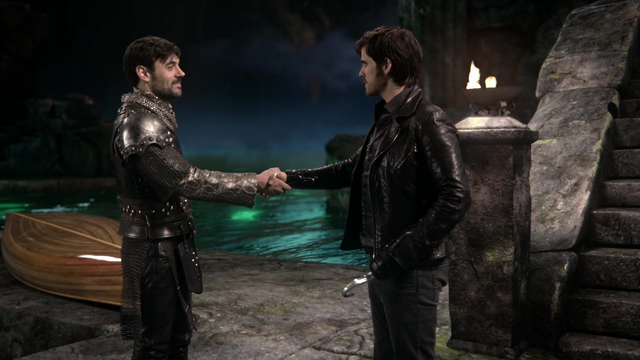 Fichier:5x21 Roi Arthur Killian Jones adieux barque Achéron.png