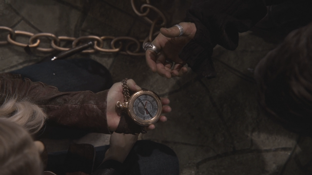 Fichier:2x06 Emma Swan boussole enchantée Killian Jones Capitaine Crochet.png