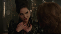 6x02 Reine Regina Sérum Mr Gold dos mains marché