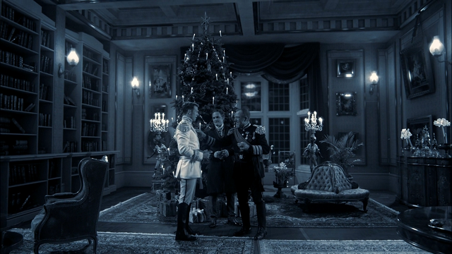 Fichier:2x12 Gerhardt Dr Docteur Victor Alphonse Frankenstein salon manoir réunion fête famille familiale arbre sapin de Noël célébration réveillon soirée nuit décoration militaire.png