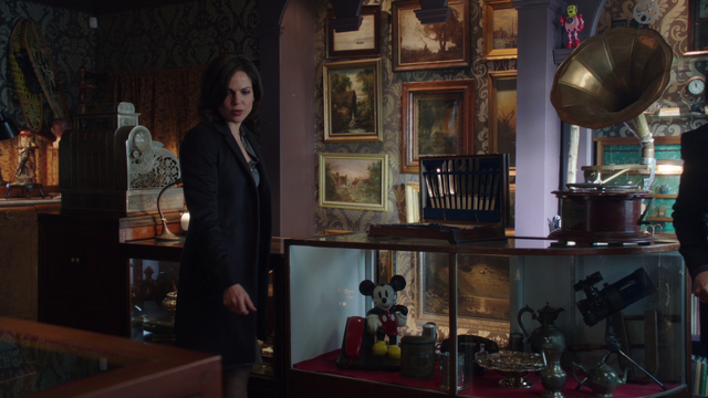 Fichier:1x19 Regina Mills boutique d'antiquités M. Gold figurine Mickey Mouse vitrine.png