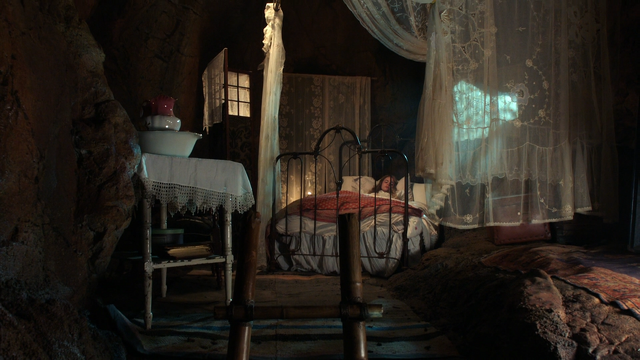 Fichier:3x07 Wendy Darling endormie chambre échelle Pays Imaginaire.png