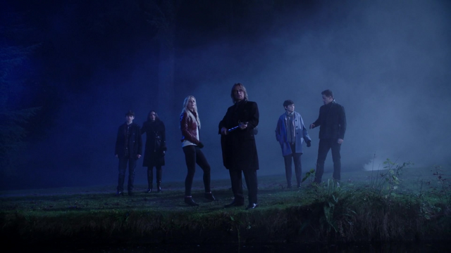 Fichier:5x11 Lac des Enfers Emma Swan Regina Mills Henry Mills M. Gold Robin Mary Margaret Blanchard David Nolan nouvelle quête.png