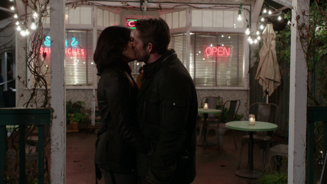 File:322ReginaRobinKiss.png