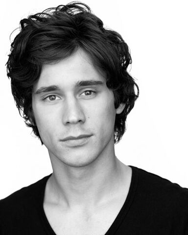 Arquivo:Peter Gadiot.jpeg