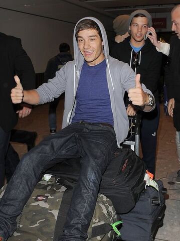 File:One-direction-at-heathrow-airport-1-1337164004-view-1.jpg